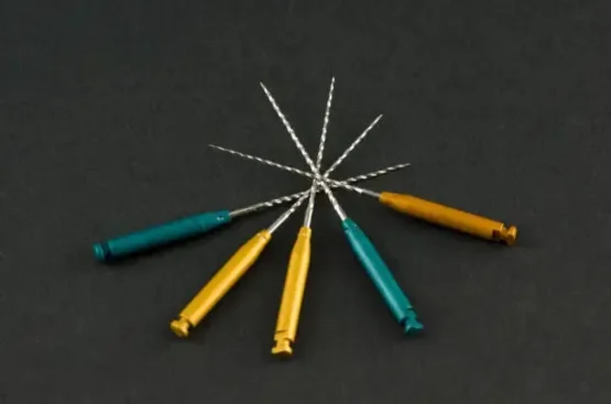 دکتر کیارش اخباری در حال درمان دندان ۷ و ۸